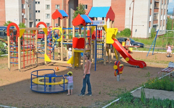 Краевой парламент подарил городу-курорту детские площадки и тренажерные комплексы