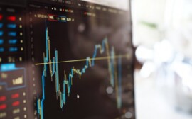 Почему цены на нефть падают, а на бензин растут?