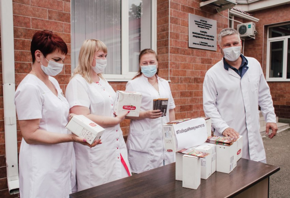 КФ «Победа» поддерживает краснодарских врачей шоколадом для укрепления иммунитета