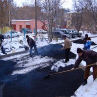 В Краснодаре рабочие укладывали дорогу на снег&#8205;